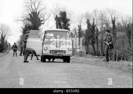 Ces patrouilles aux frontières sont pilotés par un détachement de 72 Squedron de la R.A.F., normalement basé à Odiham dans le Hampshire. En Ulster ils volent à partir de la base de la RAF à Aldegrove. Ils utilisent des hélicoptères Wessex pour les patrouilles, et également d'autres rôles à l'appui de l'armée, déménagement VIP's et des troupes, du courrier en cours, etc. P/O Wray et ses hommes recherchez le van, et aussi (13) un camion qui arrive alors que le barrage routier a été mis en place. Décembre 1969 Z11929-006 Banque D'Images