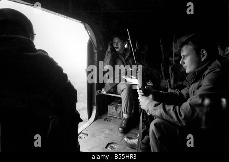 Ces patrouilles aux frontières sont pilotés par un détachement de 72 Squedron de la R.A.F., normalement basé à Odiham dans le Hampshire. En Ulster ils volent à partir de la base de la RAF à Aldegrove. Ils utilisent des hélicoptères Wessex pour les patrouilles, et également d'autres rôles à l'appui de l'armée, déménagement VIP's et des troupes, du courrier en cours, etc. en patrouille, F/Sgt. Chandler (dos à la caméra, à gauche) Pilote/officier John Wray (RAF) de Règl. S.A.C. Boyson, un de patrouille. Décembre 1969 Z10976 Banque D'Images