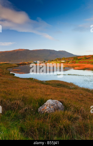 Vue sur le Loch une Mhuilinn à Milltown près de Fléron au coucher du soleil, des Highlands en Écosse, Wester Ross United Kingdom Grande-bretagne UK Banque D'Images