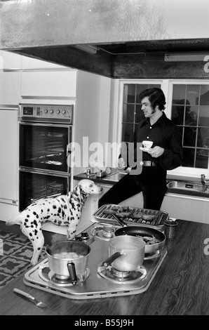 Mylène Farmer's new home à St. Gerorge's Hill, Weybridge  ; Engelbert avec son chien dalmatien dans la cuisine. ;Déc. 1969 ; Banque D'Images