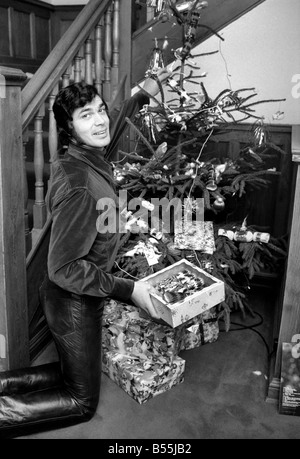 Engelbert Humperdinck photographié à son Saint George's Hill Weybridge Accueil. Décorer son arbre de Noël Engelbert. Décembre 1969 Banque D'Images