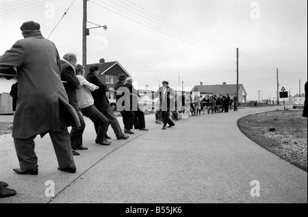 Le remorqueur annuel O' war bataille des sexes a eu lieu hier en dehors de la Pub pilote à Dungeness.  ; Plus de 100 personnes prennent place dans cette hommes c. les femmes, nous empêchait pas de concours. Les femmes ont remporté des concours de cette année (la septième) en remportant deux tire sur trois. A l'arbitre Frank Paine, 32 ans, mécanicien de l'Mabel Holland, la vie dormeur- bateau. ;Décembre 1969 ;Z12415-002 Banque D'Images