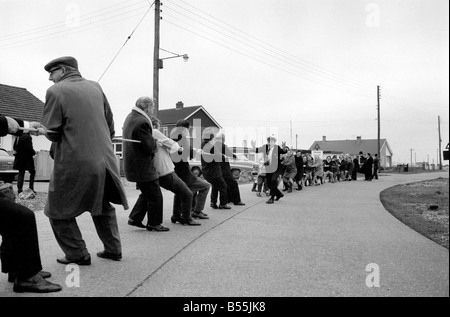 Le remorqueur annuel O' war bataille des sexes a eu lieu hier en dehors de la Pub pilote à Dungeness.  ; Plus de 100 personnes prennent place dans cette hommes c. les femmes, nous empêchait pas de concours. Les femmes ont remporté des concours de cette année (la septième) en remportant deux tire sur trois. A l'arbitre Frank Paine, 32 ans, mécanicien de l'Mabel Holland, la vie dormeur- bateau. ;Décembre 1969 ;Z12415-003 Banque D'Images