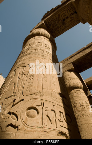 Piliers de la salle hypostyle à partir de l'enceinte d'Amon-Rê le Temple de Karnak à Louxor Égypte près de complexes Banque D'Images