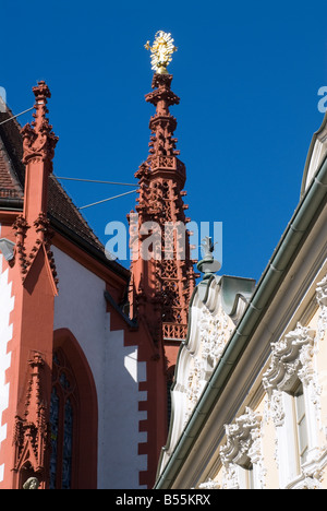 Détail de la décoration riche façade de la maison et Falcon à Würzburg Allemagne Bavière Marienkapelle Banque D'Images