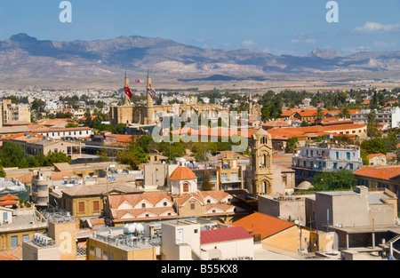 Vue sur la ville de Nicosie nord République turque de Chypre du Nord côté grec en premier plan Banque D'Images