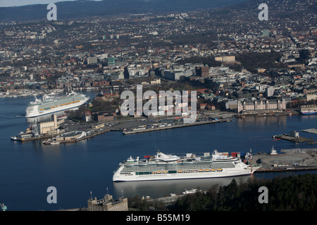 Deux navires de croisière dans le port d'Oslo, aerial photo Banque D'Images