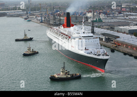 La reine Elizabeth 2 QE2 de quitter le port de Southampton pour son dernier world cruise avant d'être transformé en hôtel. Banque D'Images