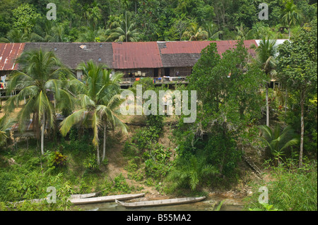 Une maison longue traditionnelle Iban nr Kapit Sarawak Malaisie Banque D'Images