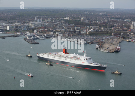 La reine Elizabeth 2 QE2 quitter Southampton, UK pour son dernier world cruise. Banque D'Images