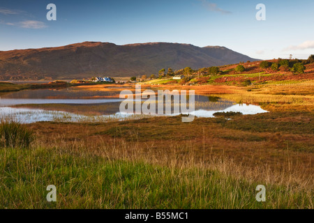 Vue sur le Loch une Mhuilinn à Milltown près de Fléron au coucher du soleil, des Highlands en Écosse, Wester Ross United Kingdom Grande-bretagne UK Banque D'Images