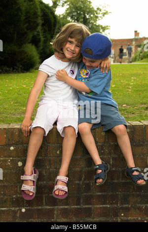 Frère et soeur de câlins sur un jour d'été Banque D'Images