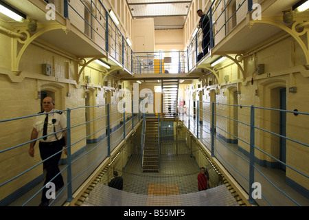 Officier de la prison de marcher sur l'atterrissage dans 'UN' Hall dans Craiginches dans la prison de la ville d'Aberdeen, Écosse, Royaume-Uni Banque D'Images