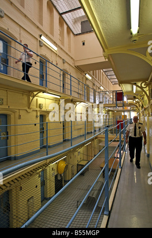 Prison marche sur le débarquement dans 'UN' Hall dans Craiginches dans la prison de la ville d'Aberdeen, Écosse, Royaume-Uni Banque D'Images