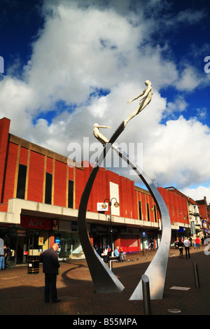 Une statue commémorant le scientifique, Francis Crick et son rôle dans la compréhension de l'ADN,contre un brillant ciel bleu Banque D'Images