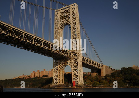 Le petit phare rouge à la base du George Washington Bridge est un monument bien-aimé sur l'Hudson. Banque D'Images