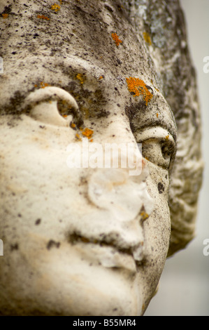 La statue endommagée à l'extérieur de l'arrière de Oldway Mansion à Paignton Devon UK Banque D'Images