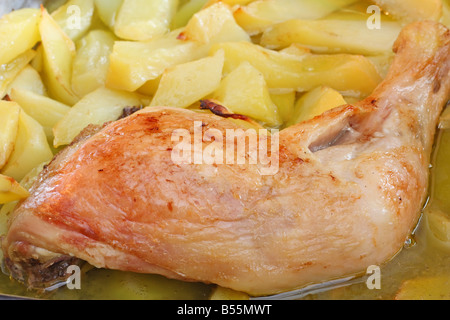 Une cuisse de poulet cuite au four avec pommes de terre au four la cuisine grecque Banque D'Images