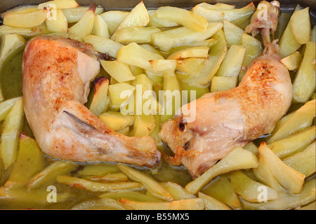 Deux cuisses de poulet avec pommes de terre au four la cuisine grecque Banque D'Images