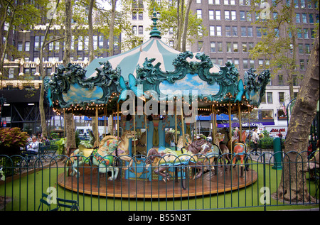 Carrousel coloré dans Bryant Park à New York (pour un usage éditorial uniquement) Banque D'Images