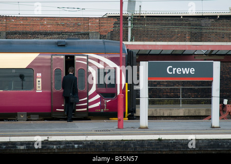 L'attente à la plate-forme de la gare de Crewe Banque D'Images