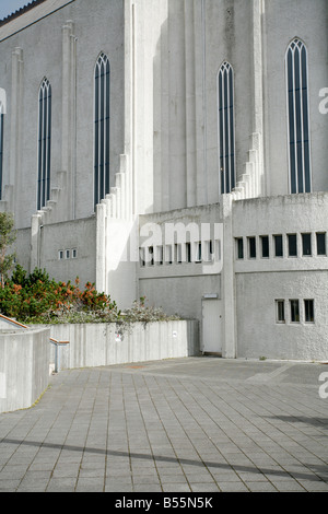 Détail de l'église Hallgrimskirkja montrant butresses à Reykjavik Islande Banque D'Images