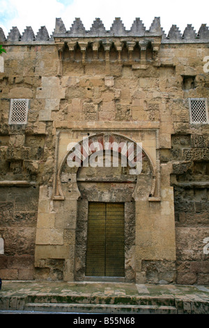 Porte de décoration sur la façade ouest de l'extérieur Mosquée de Cordoue Banque D'Images