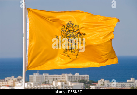 Église orthodoxe grecque flag flying sur Protaras sur la Méditerranée orientale de l'île de Chypre Banque D'Images