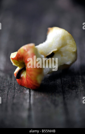 À moitié mangé apple core sur table de jardin en bois à l'extérieur Banque D'Images