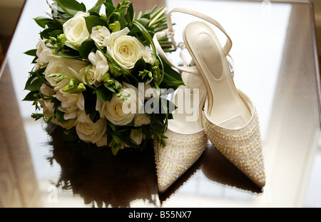 Une paire de chaussures de mariage blanc mariée bouquet avec Banque D'Images