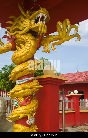 Un pilier sculpté comme un dragon à l'entrée d'un temple Chinois en Malaisie Sarawak Kanowit Banque D'Images