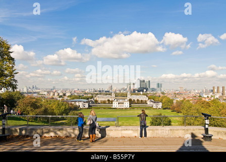 Grand angle horizontal de touristes sur le parc de Greenwich Hill appréciant la vue spectaculaire sur le parc de Greenwich vers Canary Wharf Banque D'Images