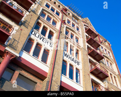 Des entrepôts convertis en appartements de luxe et des bureaux par Thames dans Wapping, London, England, UK - Photo de Julio Etchart Banque D'Images