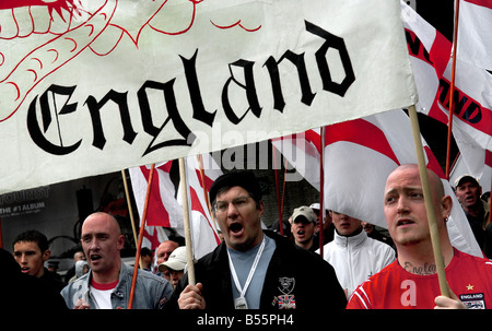 Le samedi 23 avril 2005 le Front national néo-fasciste a tenu un défilé de jour de St Georges par Bermondsey sud-est Banque D'Images