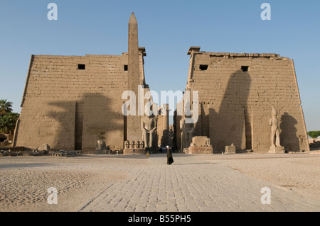 L'énorme Premier pylône du temple de Louxor de Thèbes située sur la rive est du Nil à Louxor Egypte Banque D'Images