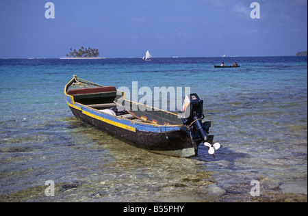 Les Indiens Kuna Cuna un bateau de pêche en bois fait main est situé sur un récif dans les îles San Blas, le Venezuela. Banque D'Images