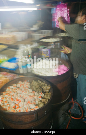 Dim sum chinois des collations à un décrochage dans le marché de nuit dans la région de Sibu Sarawak Malaisie Banque D'Images