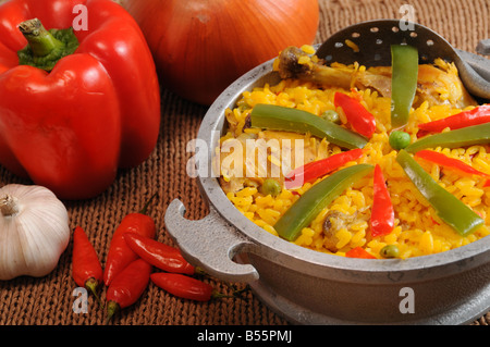 Mise à plat - cubaine typique de riz avec du poulet salé - et ingrédients Banque D'Images