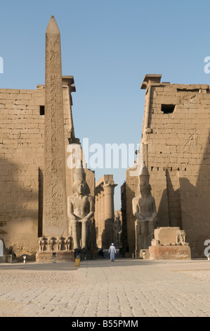 L'obélisque de granit rouge au premier pylône dans le temple de Louxor de Thèbes située sur la rive est du Nil à Louxor Egypte Banque D'Images