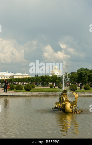 Fauntains à Peterhof Palace Banque D'Images