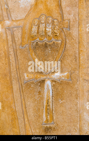 L'ankh symbole (signe de vie), sculptée à la Temple funéraire d'Hatshepsout, également connu sous le Djeser-Djeserunear près de Luxor Egypte Banque D'Images