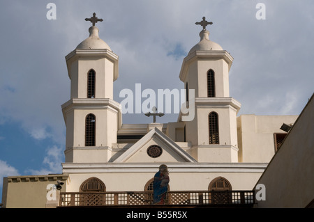 Les deux clochers de la Saint Vierge Marie copte orthodoxe du également connu sous le nom de l'Église suspendue dans le quartier copte Le Caire Egypte Banque D'Images