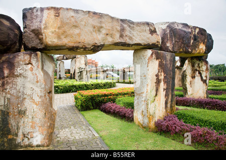 Obélisque de pierre, StoneHenge au jardin à la française ou à Suan Nong Nooch Tropical Botanical Garden Resort NongNooch, Chon Buri, Pattaya, Thaïlande, Asie Banque D'Images