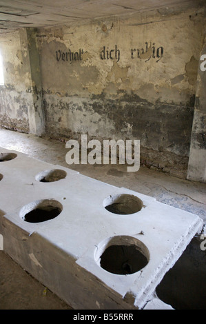 Toilettes de masse avec l'inscription "barrack Verhalte dich ruhig' dans l'ancien camp de concentration d'Auschwitz II (Birkenau) Banque D'Images