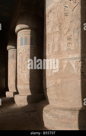 Avec les colonnes de hiéroglyphes sculptés au péristyle de l'hôtel temple funéraire de Ramsès III dans Medinat Habu Temple près de Luxor Egypte du Sud Banque D'Images