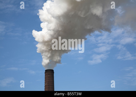 La fumée s'élevant à vapeur à partir de la cheminée de l'usine de betterave à sucre Angleterre Suffolk Bury St Edmunds Banque D'Images