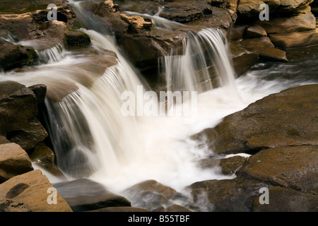 River Swale tumbling sur les roches à force de Wath Wain à Keld dans le Yorkshire Dales Banque D'Images