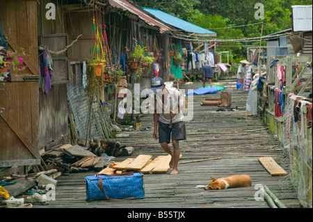 La terrasse ouverte à un traditionnel tribal Iban longhouse près de Kapit le long de la rivière Sarawak Malaisie Rejang Banque D'Images