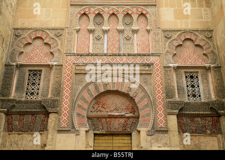 Porte de décoration sur la façade ouest de l'extérieur Mosquée de Cordoue Banque D'Images