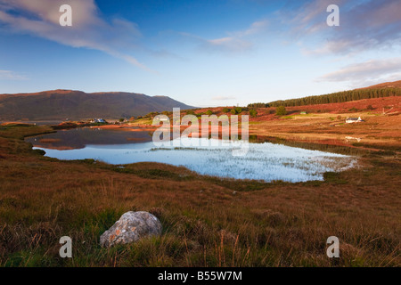 Vue sur le Loch une Mhuilinn à Milltown près de Fléron au coucher du soleil, des Highlands en Écosse, Wester Ross United Kingdom Grande-bretagne UK Banque D'Images